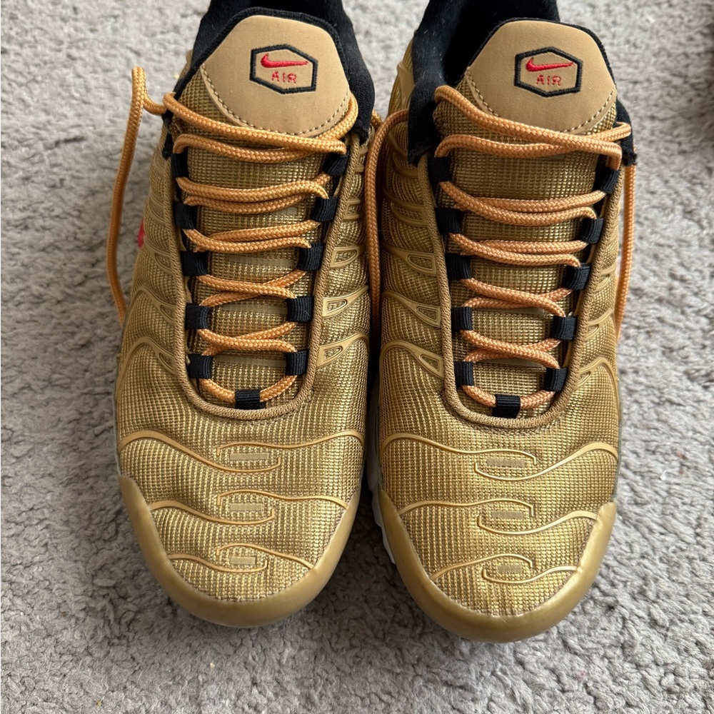 Nike Men's Gold and Black Sneakers 7